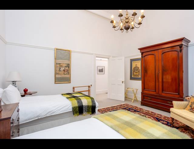 5 BEDROOM FREESTANDING TO LET IN CONSTANTIA